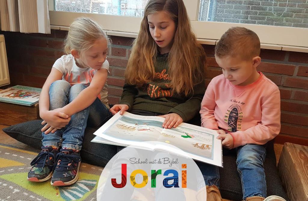 Groep 8 leest voor aan de kleuters Zegveld, 12 februari 2018 Beste ouder(s), verzorger(s) van onze Jorai leerlingen, Hierbij ontvangt u de nieuwe maandbrief van Jorai. De Heere onderwijst!