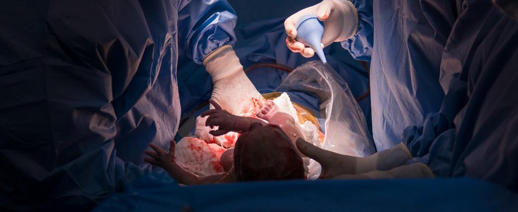 De ingreep Tijdens de operatie maakt de gynaecoloog een horizontale incisie net boven de schaamstreek. Dit is de zogenaamde bikinisnede en het litteken zit na de operatie onder uw slip.