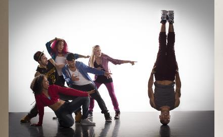 Breakdance (groep 3 t/m 8) Breakdance is een van de vier elementaire onder- delen van hiphop: dj-en, graf ti, breakdance en rap.