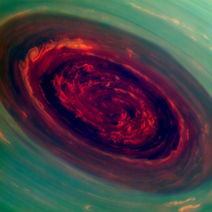 De zeshoekige storm boven de noordpool gefotografeerd op 2 december 2016 Saturnus staat ver van de zon en ontvangt bar weinig warmte. Daardoor komen er ook geen grote temperatuurverschillen voor.