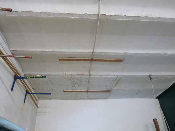De gewelven zijn in goede staat In het noordelijk deel van de ruimte wordt het plafond / de verdiepingsvloer gevormd door een houten roostering op