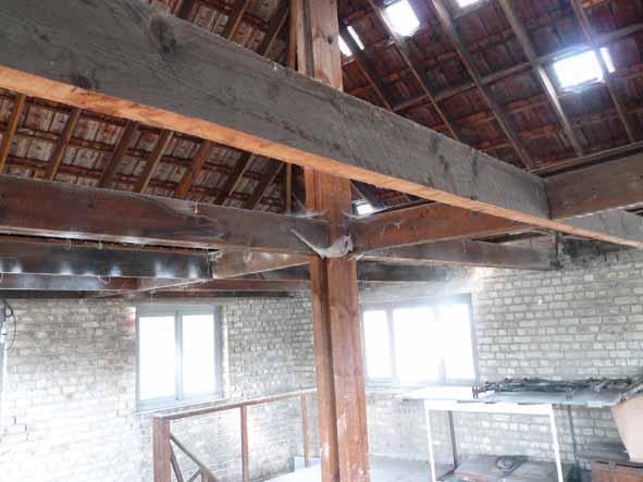 Het plafond bestaat uit een houten roostering ( 23 x 7,5 cm ).