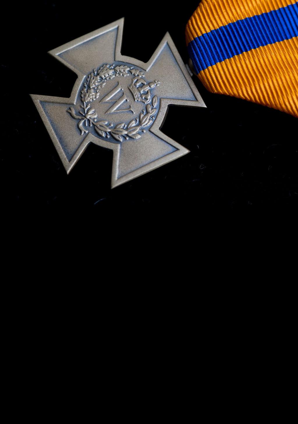 Bronzen Kruis Het Bronzen Kruis, ingesteld in 1940, wordt toegekend aan Nederlandse militairen, die zich ten behoeve van de Nederlandse Staat door moedig of beleidvol optreden tegen de vijand hebben