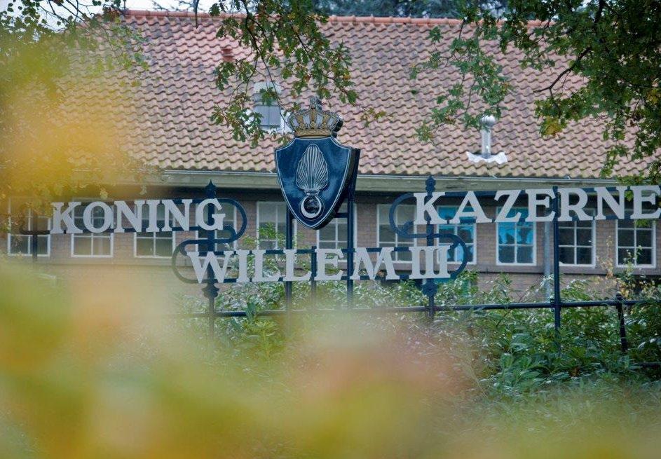 De Koning Willem III Kazerne De thuisbasis van het Opleidings-, Trainings- en Kenniscentrum Koninklijke Marechaussee is de Koning Willem III Kazerne in Apeldoorn.