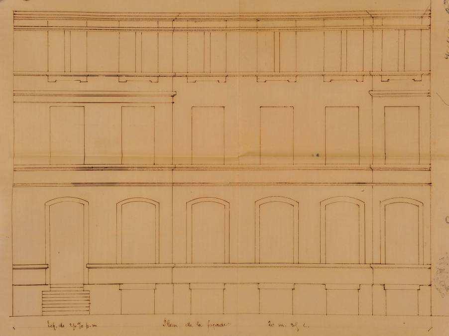 De lange zijden bevatten dertien traveeën, de eerste zes ontworpen in 1891, misschien al door architect Emar Collès, de vijf