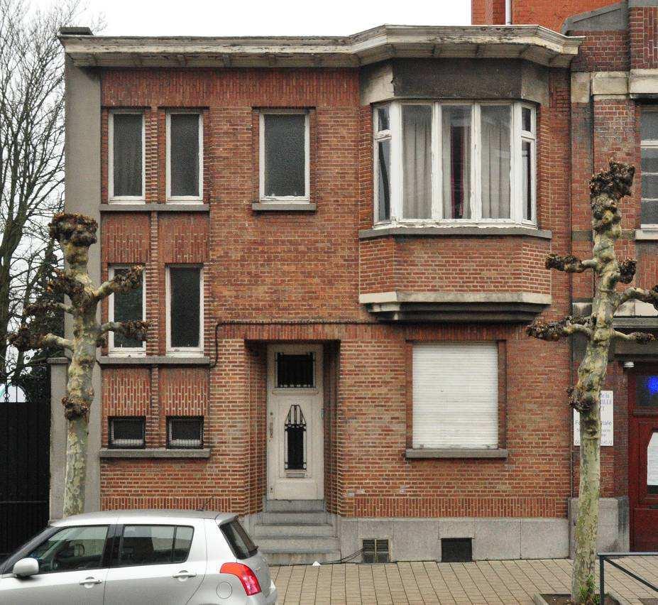 L. Huis, nr. 1 Chaumontelstraat (1934) Ontworpen aan de straatkant in 1934 door aannemer Joseph De Knoop voor de Dames de la Sainte-Famille, woning in art-decostijl met bakstenen gevel.
