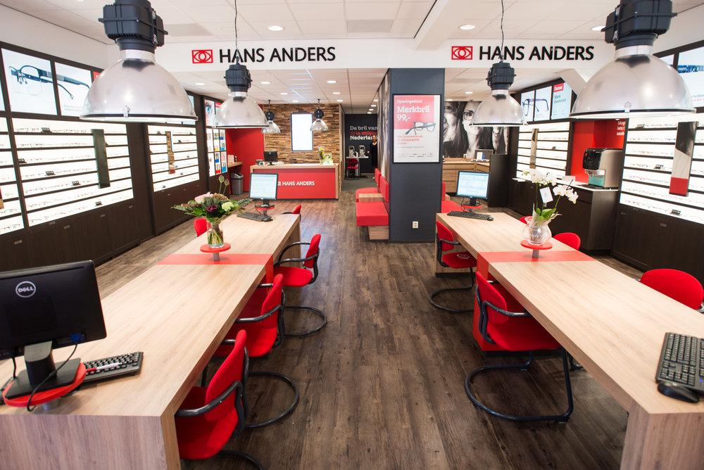 Eindhoven: Hans Anders opent hypermoderne winkel in de HermanusBoexstraat Interactieve spiegels: via social media advies over een nieuwe bril Gorinchem/Eindhoven, 25 september 2015 Optiekketen Hans