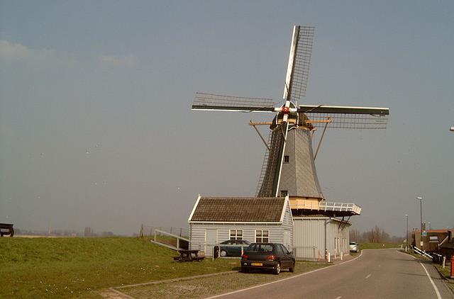 We verlaten de Kinderdijk en rijden de Lekdijk op door verschillende dijkplaatsjes. Nieuwlekkerland In 1849 werd op de dijk de huidige dorpskerk gebouwd.