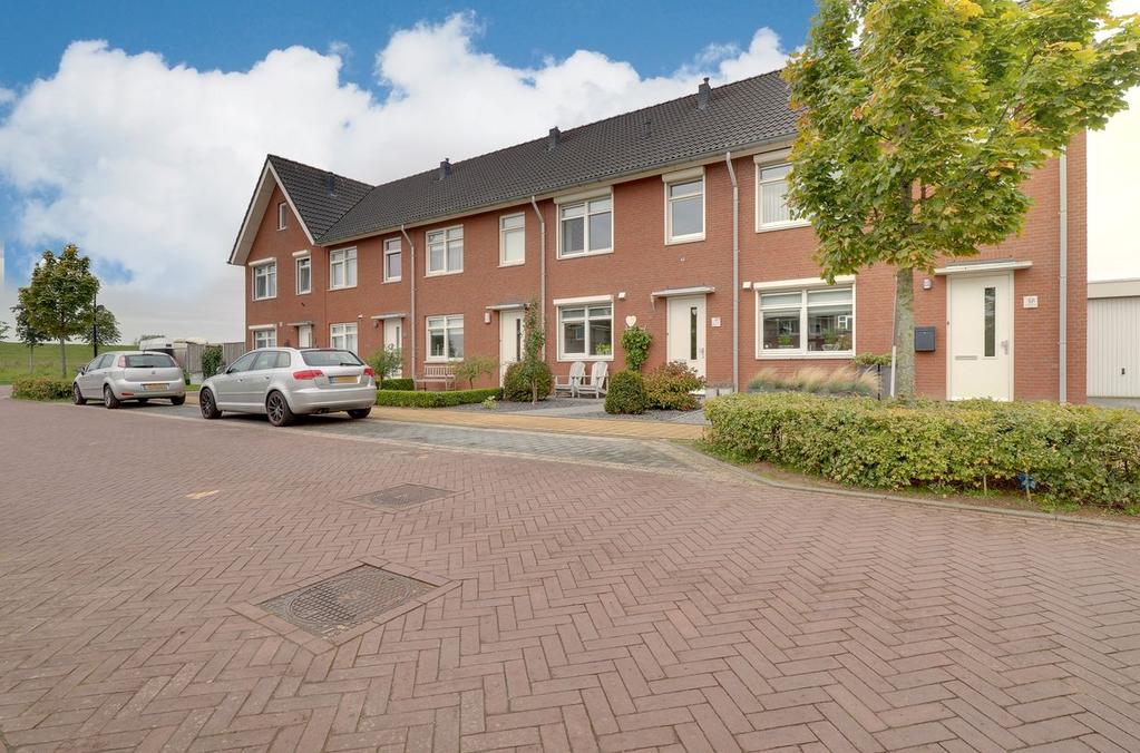 Dijkmanshof 37 6916 MS Tolkamer Inleiding In de populaire en kindvriendelijke woonwijk Vierkenshof mogen wij u deze goed onderhouden, moderne en ruime tussenwoning aanbieden tegen een zeer scherpe