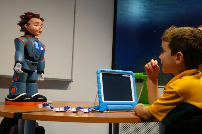 Voorbeelden: Veel onderzoek richt zich op het gebruik van socially assistive robots voor kinderen met aandoeningen in het autistisch spectrum.