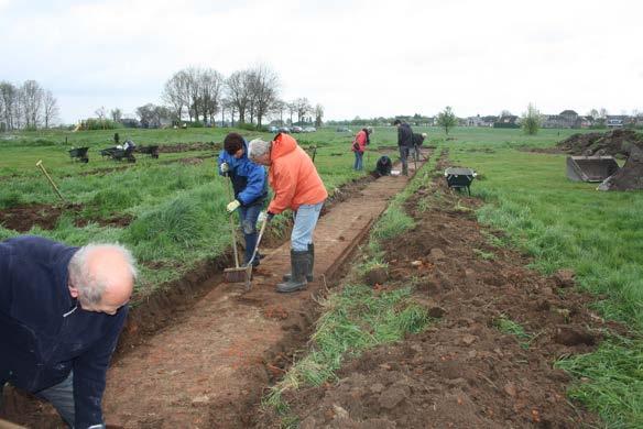 onder water kwamen. In de weken die volgden, bleek dat de voorburcht/bijgebouwen enorm groot waren.