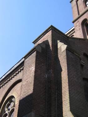 Op enkele plaatsen komt het natuursteen als gevolg van roestend ijzer los. Plaatselijk bevindt zich scheurvorming als gevolg van roestende ankers, doken of brugstaven.