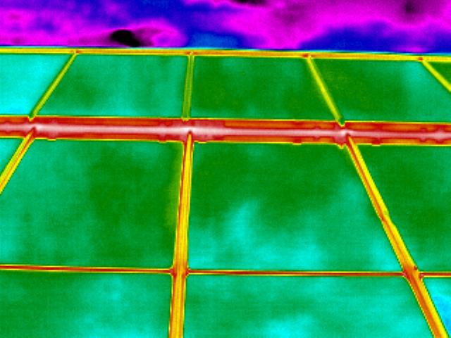 Het spreekt voor zich dat het opsporen van warmteverliezen met behulp van infrarode straling dus best gebeurt bij grote temperatuurverschillen tussen binnen en buiten.