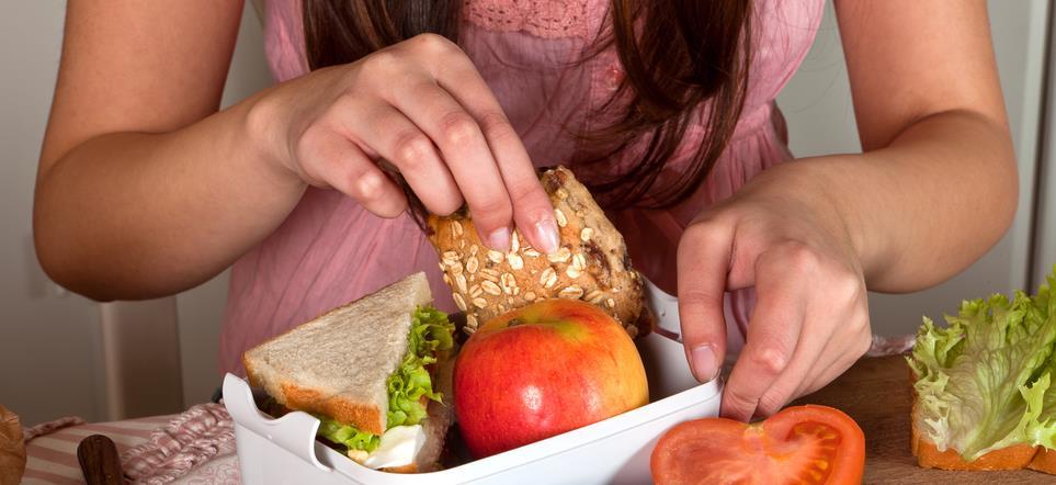 VOEDING EN BEWEGEN Voeding Gezond eten is belangrijk voor een gezond gewicht. Voldoende eten van groente en fruit beschermt tegen diverse vormen van kanker en hart- en vaatziekten.