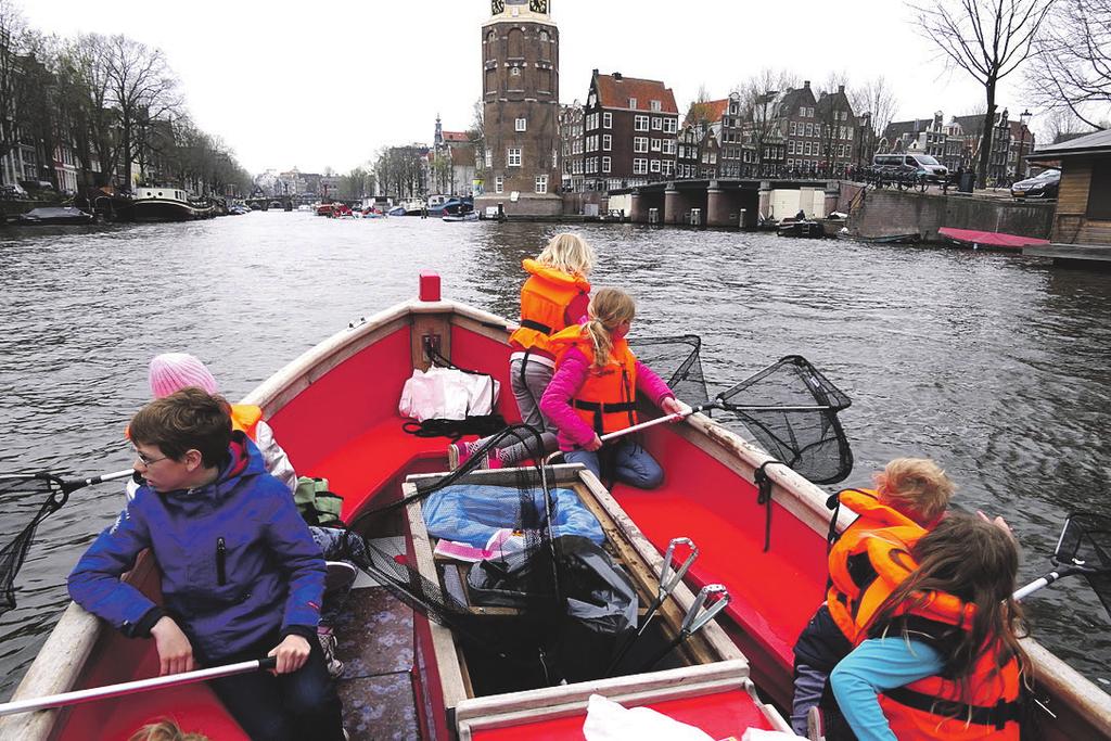 Bah, er zit zelfs nog een klein beetje Netjes Winterjas De twee vriendinnen vinden de actiedag van WNF Amsterdam en Plastic Whale heel belangrijk.