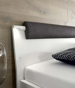 Le lit avec la tête de lit B en bois peut être si souhaité livré sans rembourrage de tête de lit.