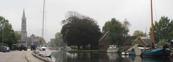 De historische binnenstad van Leiden en haar grachtenstelsel is door verschillende vaarroutes verbonden met het plassengebied. De verschillende plassen staan door boezems met elkaar in verbinding.