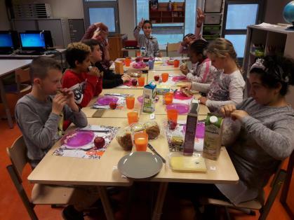 geholpen met uitdelen aan de andere groepen. We hebben gewerkt over de herfst.