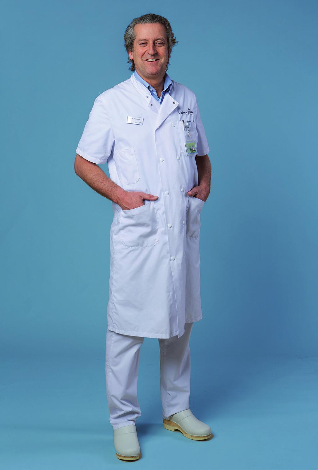 5.3 Witte broek bij artsenjas met korte mouw Bij werkzaamheden waarbij risico is op spatten, wordt