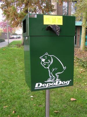 Een afvalbak met container voor zakjes Samengevat Plaats afvalbakken voor het inzamelen van hondenpoep in de bekende gebieden waar overlast wordt ervaren.