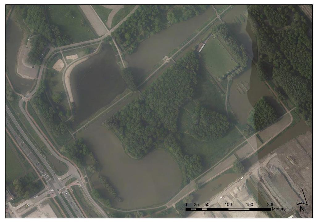Aanvoersloot Toilet Zwemstrand Aangelegde stuw/afvoer Visvijver Figuur 1 Overzicht zwemwaterlocatie Plas Wilhelminapark en omgeving (luchtfoto 2017) 2.