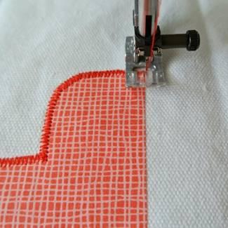 Waar let je op bij het vastnaaien van de applicatie Gebruik het liefst garen in een bijpassende kleur, stel je naaimachine in op een steekbreedte van ongeveer 3 en een steeklengte van 0,5 Begin met