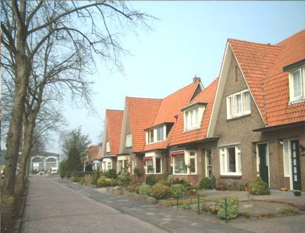 In de wijk rondom de Oostwijkstraat herhalen veel van deze details zich, alleen op een kleinere schaal. Het kleurgebruik is een bruine steen met een zwart of rood dak.