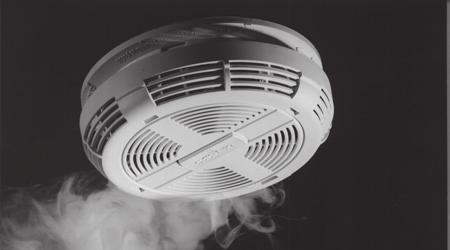2 Hoe beschermt u uw woning tegen brand? Met een rookmelder in de hal slaap je op beide oren Als we slapen, staat ons reukorgaan op non-actief.