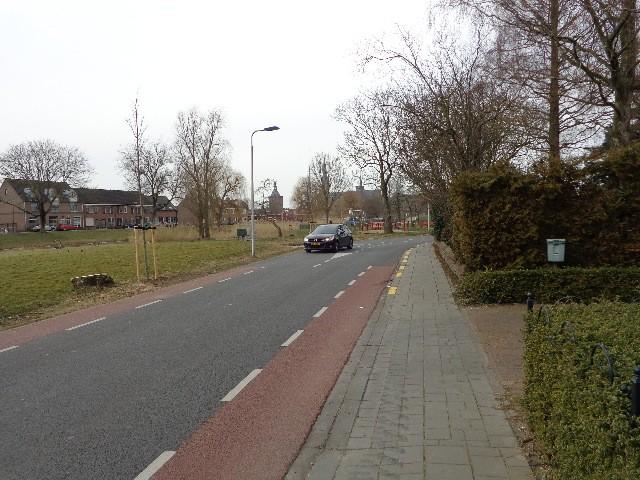 van slechte snelheidsremming. Oplossing door brede fietsstroken in combinatie met om de ca. 30 km klinkerdrempels.