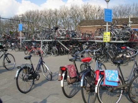 de fiets als vervoersmiddel te overwegen (Decisio 2017). Winkelcentrum Parijsch Fietsenrekken ongeschikt voor moderne fietsen.