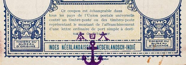 Met andere woorden Nederlandse postzegels waren verkrijgbaar op de hoofdpostkantoren in Indië, om als antwoordzegel te gebruiken.