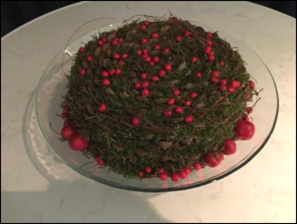 Tussen de schubben komt mos en als decomateriaal malisappeltjes of cranberry bessen (evt. kerstballetjes).