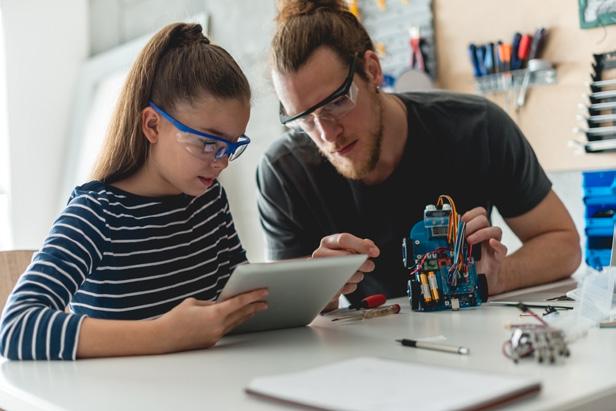 Future of Work Werk is een belangrijk onderdeel van de veerkracht van de samenleving, ook als het gaat om meedoen en als plaats om ervaring en vaardigheden op te doen.