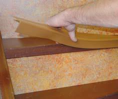 Maak de zijkanten op lengte met behulp van de lange afschrijver en een haakmes en plak ze vast. Kies een vinyl-trapkantprofiel dat qua vorm hetzelfde is als de voorkant van de traptreden.