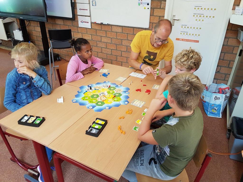 30) wordt de school versierd voor de kinderboekenweek. Mocht u het leuk vinden om te helpen versieren dan kan dit.