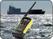 Voor de onderlinge communicatie onboard wordt gebruik gemaakt van een VHF-portofoon in de frequentieband 156 tot 165 Mhz FM met een maximaal vermogen van 5 watt.