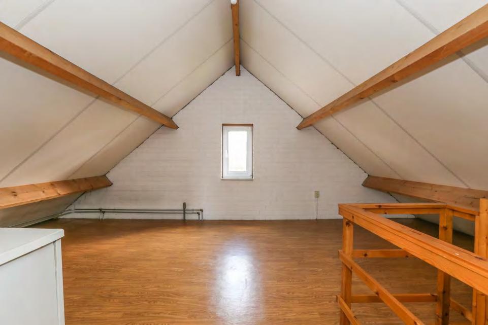 Het plafond is afgewerkt met keurige isolerende dakplaten en er ligt vinyl op de vloer.