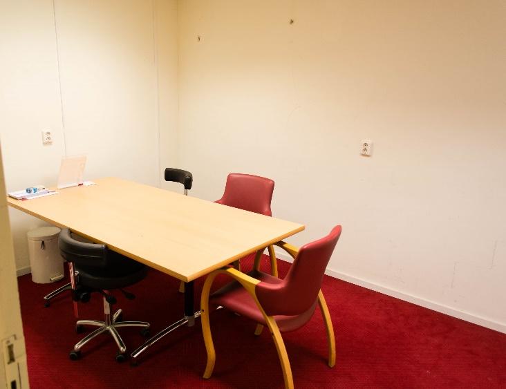 0.72 Spreekkamer/vergaderruimte In de gang met kantoor- en serviceruimtes is een kleine spreekkamer/vergaderruimte (10,7 m 2 ) die op dit moment alleen op donderdagochtend wordt gebruikt door de