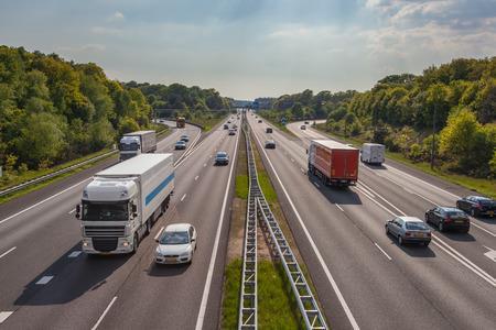 Stap 1: Adres intypen. Stap 2: Tik direct op starten of pas het vervoersmiddel aan en bekijk je route door op route te tikken.