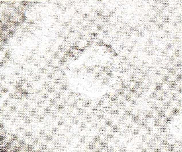 De heldere omgeving van de krater is bodemmateriaal dat bij de inslag naar het oppervlak is gewerkt.