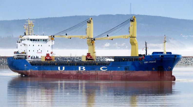 weinig wind en een kalme zee. Het schip had een bemanning van dertien koppen aan boord en verloor geen olie. Na inspectie werd beslist of met het afslepen begonnen kan worden.