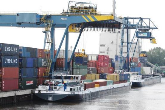 Logistiek Lokale logistieke bedrijven vervoeren het zout en de zoutproducten: