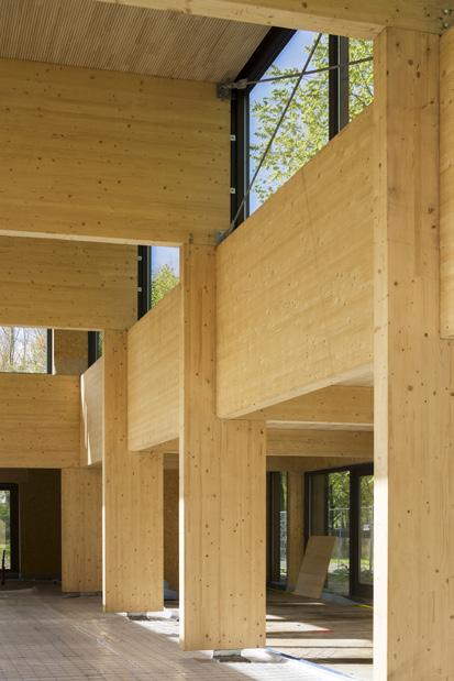 Sfeer, akoestiek en ruimtelijkheid van het paviljoen worden bepaald door hout als het belangrijkste materiaal. Constructie en afwerking vormen een eenheid (ruwbouw= afbouw).