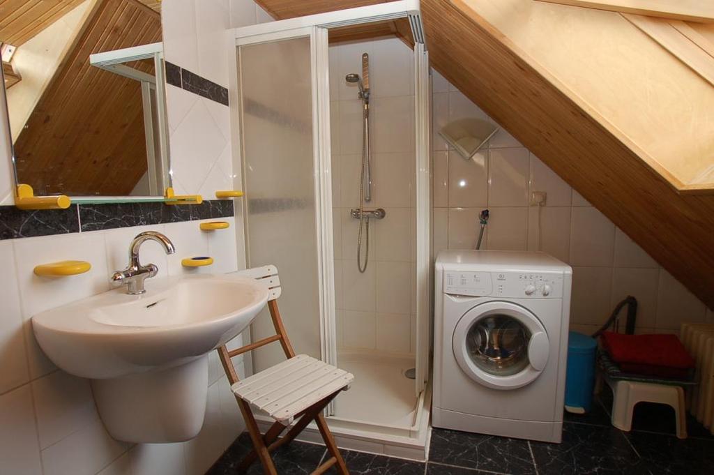 De 2 e badkamer is volledig betegeld en voorzien van een douchecabine met thermostaatkraan, wastafel en