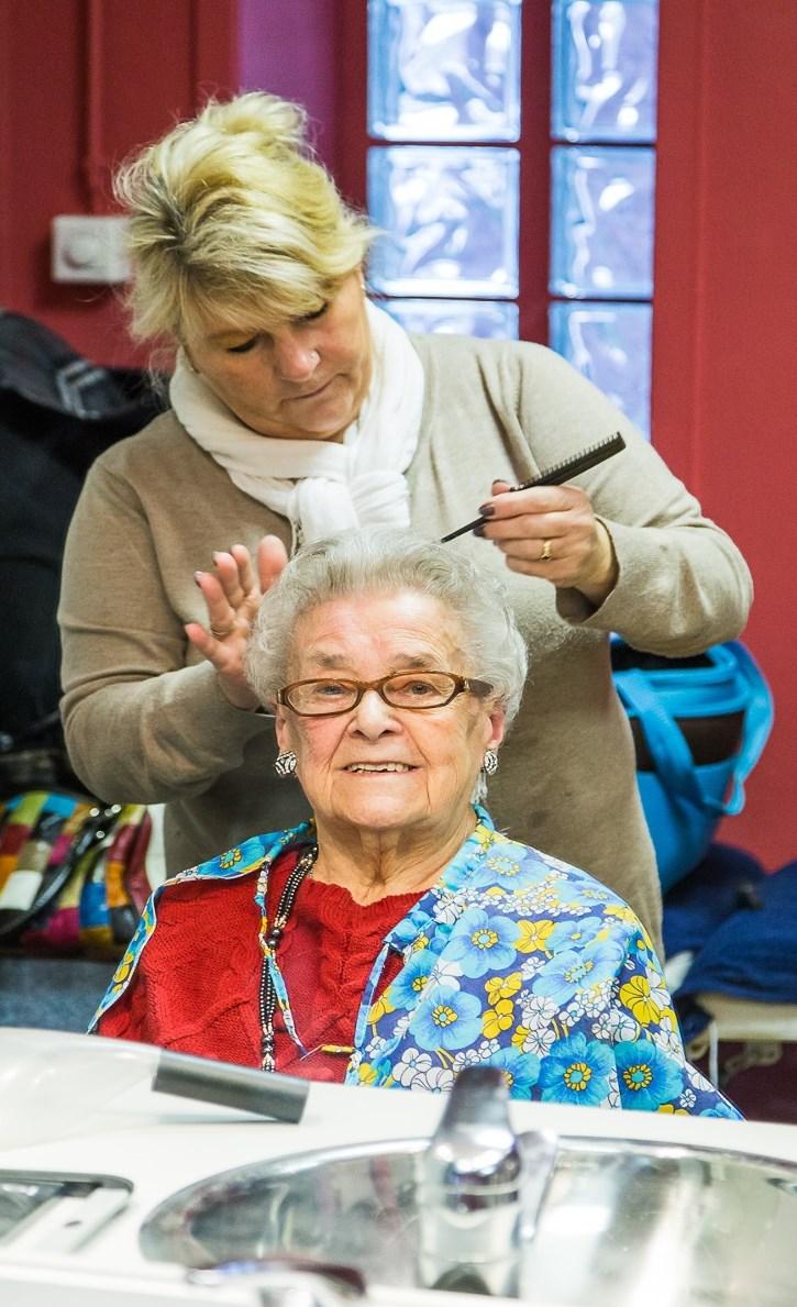 4.5. Kapper In ons centrum kunt u zich een frisse coupe laten aanmeten in ons mooi ingericht kapsalon. Knippen, brushen, kleuren alles kan. Onze kapster Stefanie is elke donderdagnamiddag aanwezig.