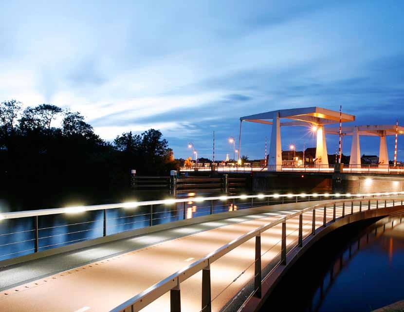 Fietsonderdoorgang Buitenrustbruggen Een brug onder een brug in Haarlem.