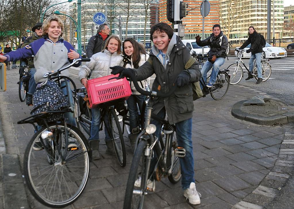 Bereikbaarheid: de kracht van Zuidas De Amsterdamse Zuidas is volop in ontwikkeling. Met Zuidas groeit ook het verkeer en daarmee de belasting op de bestaande wegen, fietspaden en het OV netwerk.