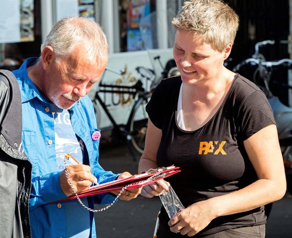 Hoe hielp de Nederlandse bevolking? Fotoflex NL De Nederlandse bevolking hielp natuurlijk door de handtekeningen te zetten. Maar net zo belangrijk was de hulp bij het verzamelen en verwerken ervan.