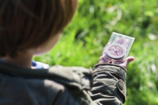 Met de kompastocht leren de kinderen aan de hand van spannende opdrachten de natuur stap voor stap te ontdekken. De tocht richt zich op het basisgebruik van het kompas en de windrichtingen.