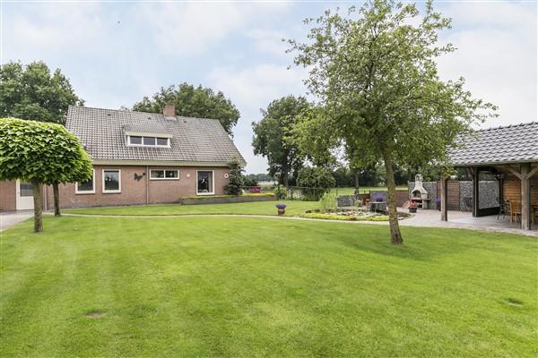 Tuin en erf: De woning is aan de voorzijde voorzien van een fraai